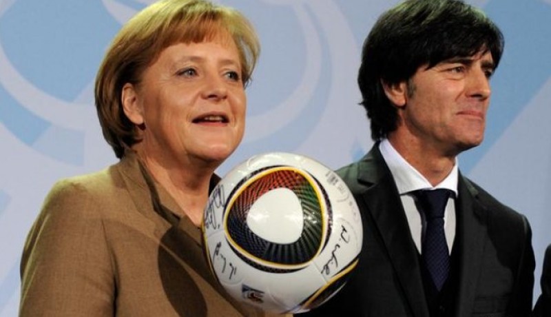 ميركل: “على الفيفا واليويفا مراجعة انتقالات اللاعبين”