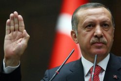 أردوغان يخطئ في صلاة الجنازة والكاميرات ترصده