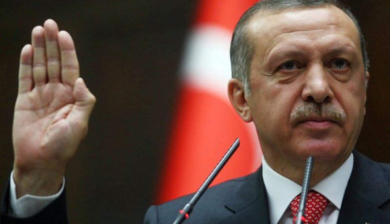 أردوغان يخطئ في صلاة الجنازة والكاميرات ترصده