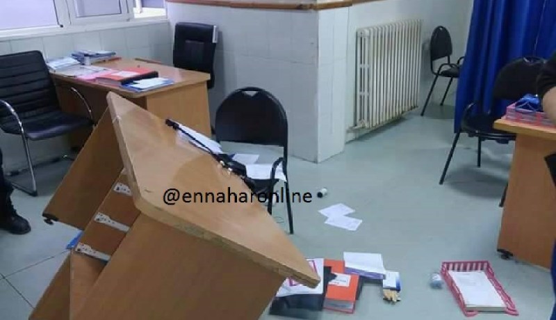 بالصور.. مواطن يخرب مكتب طبيب بمستشفى بجاية