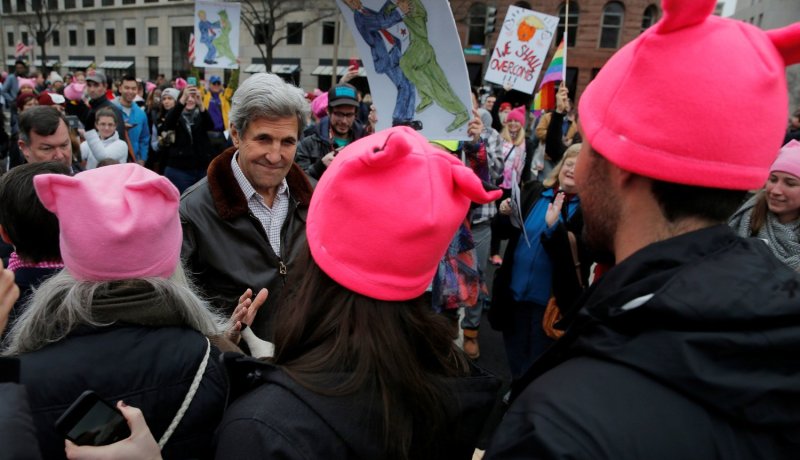 بالصور .. كيري يتظاهر ضد ترامب