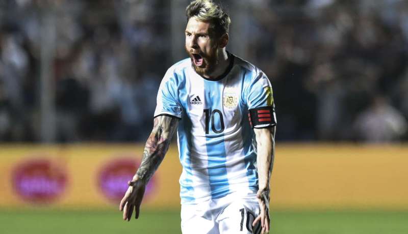 ميسي: “بكيت في 2014 وأريد التتويج بالمونديال في 2018”