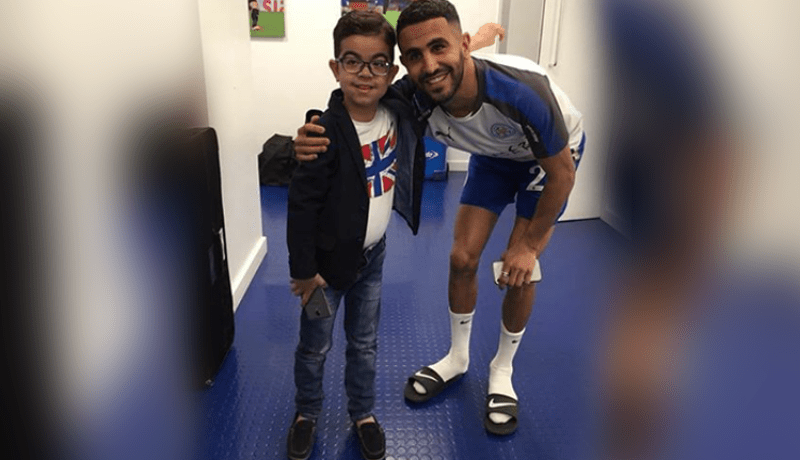 الطفل المعجزة “عماد” يزور محرز بملعب “الكينغ باوور”