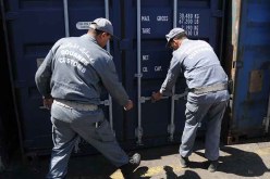 مفتش رئيسي بالجمارك يقود شبكة تستغل سجلات تجارية مزوّرة في استيراد سلع محظورة