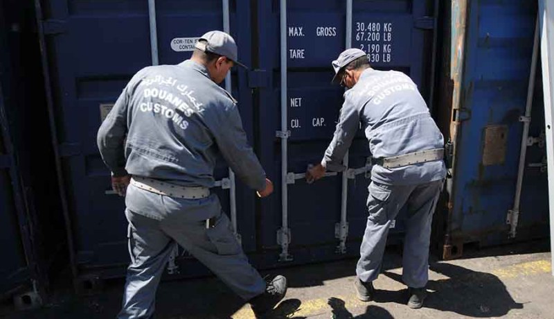مفتش رئيسي بالجمارك يقود شبكة تستغل سجلات تجارية مزوّرة في استيراد سلع محظورة