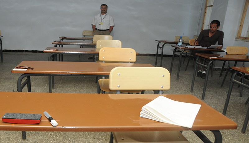 قاعات فارغة و4 حراس لمراقبة ممتحن واحد في الباك2