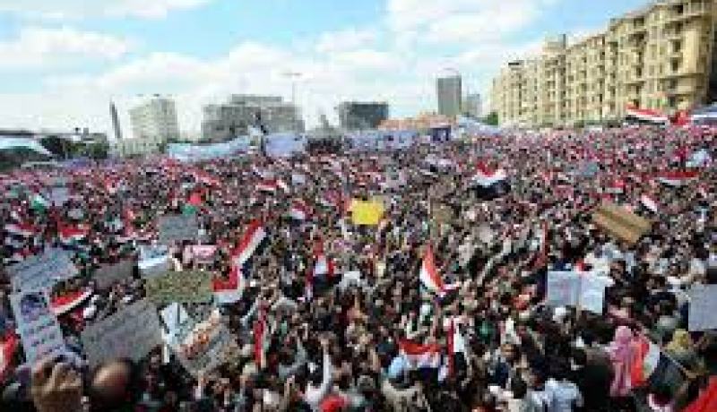 ميدان التحرير يطالب بمحاكمة قيادات الإخوان من خلال رفع لافتات معادية لهم