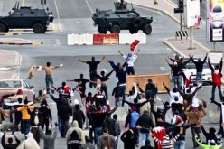 الشرطة البحرينية تستخدم الغاز المسيل للدموع لتفريق مسيرة متوجهة إلى المنامة
