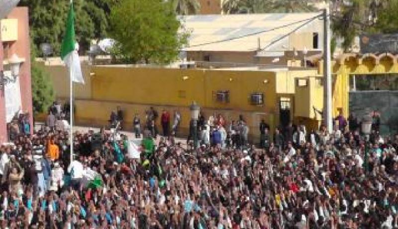 عشرات الشباب ينددون في وقفة سلمية بأحداث الشغب والتخريب التي طالت مؤخرا المنشآت ورقلة