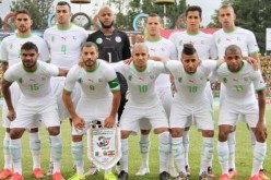المنتخب الوطني الجزائري بالزي الأبيض في مواجهة كوت ديفوار