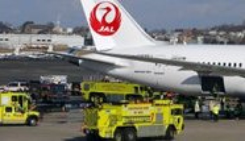 اشتعال النيران في طائرة بوينغ دريملاينر اثر هبوطها
