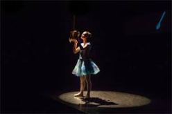 بالرقص والموسيقى تدخل ندى كانو عالم أليس في بلاد العجائب