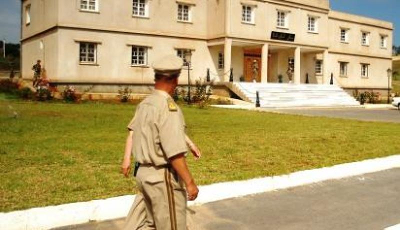 بطّال يتحول إلى ضابط بناء على أمر بمهمة ورخصة حمل سلاح