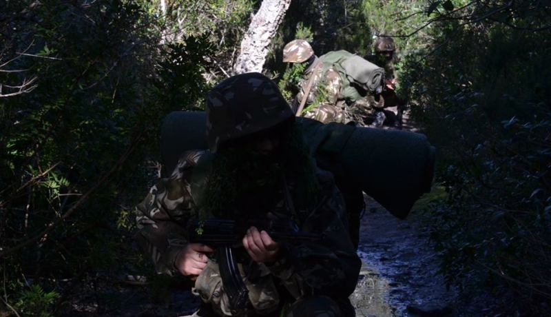 بالفيديو.. حجز قاذف صاروخي ورشاشين ثقيلين في عين قزام