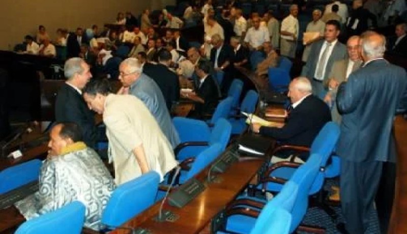 منع النواب من العمل خارج البرلمان أثناء فترة تمثيلهم الشعب