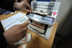 التعامل بالسيولة النقدية على مستوى البنوك ممنوع