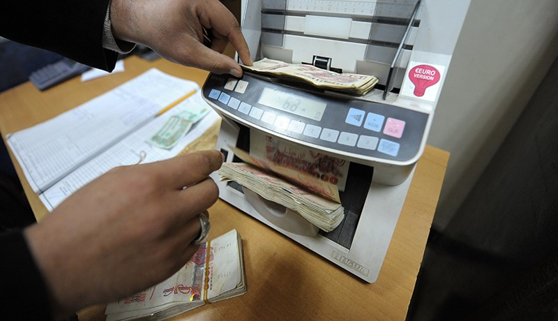 التعامل بالسيولة النقدية على مستوى البنوك ممنوع