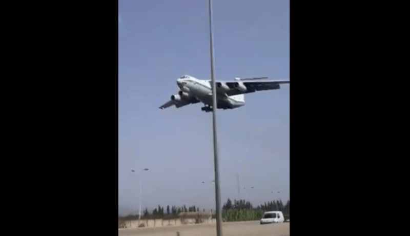 بالفيديو طائرة عسكرية جزائرية تحلق فوق الطريق السّيار