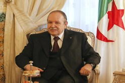 هولاند متأثر برسالة بوتفليقة