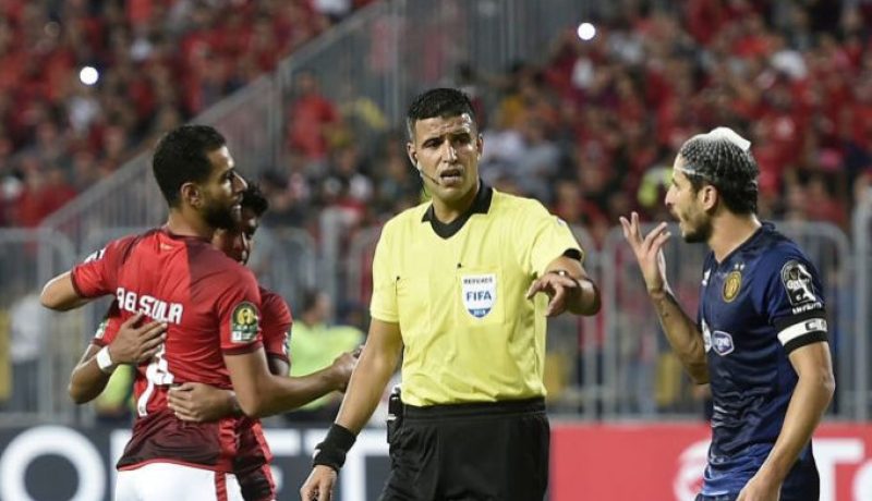 «الكاف» توقف عبيد شارف وتحرمه من التحكيم في مونديال الأندية!