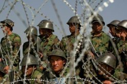 رجال يرتدون زي الجيش الأفغاني يطلقون النار على جنود التحالف ويقتلون واحدا