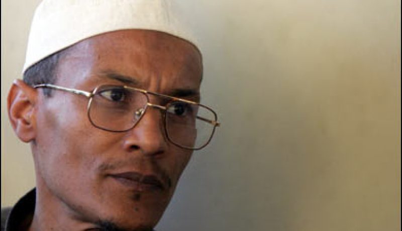 مضطرب عقليا يحاول قتل علي بلحاج ويعتدي على رجال الشرطة في القبة