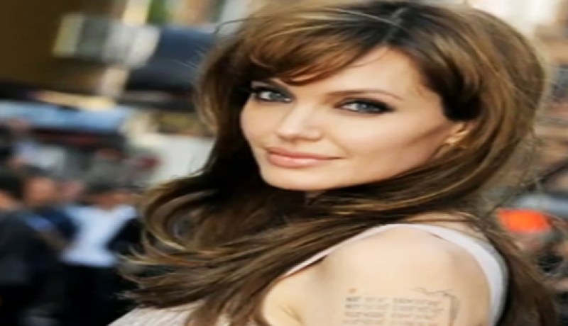 أنجلينا جولي تشبه الكاميرا بالسلاح في برلين
