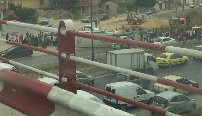 27 جريحا من بينهم اثنين في حالة حرجة في حادث انقلاب حافلة بعنابة