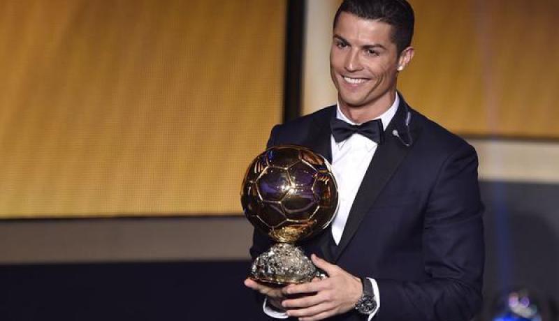 البرتغالي كريستيانو رونالدو يتوج بجائزة الكرة الذهبية 2014