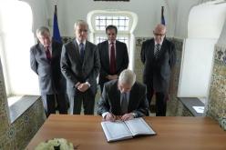 بن صالح يوقع سجل التعازي بسفارة فرنسا بالجزائر بعد إعتداء شارلي إيبدو