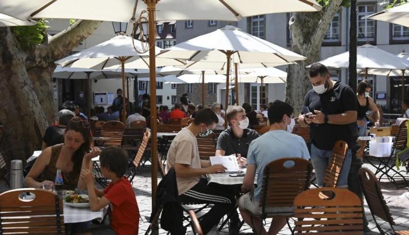 فرنسا: اعادة فتح المطاعم والمقاهي بعد تحسن الوضع الصحي