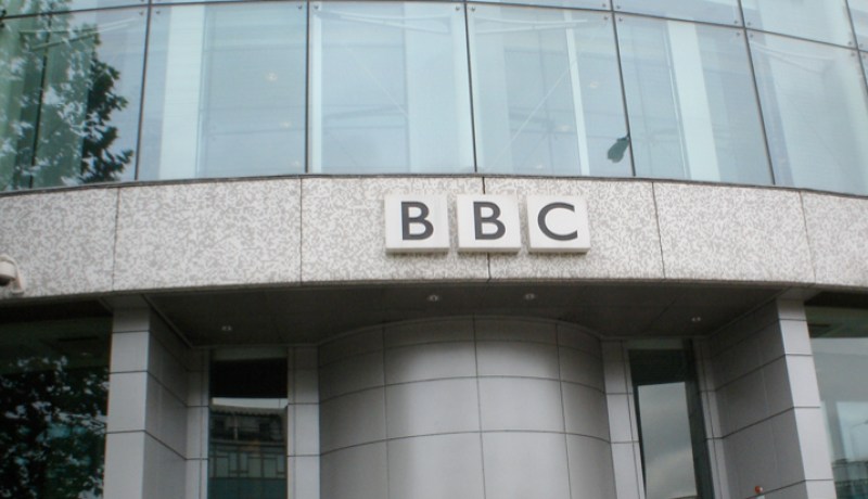 الـ''بي بي سي'' تغلق عددا من محطاتها الإذاعية ونصف مواقعها الإلكترونية