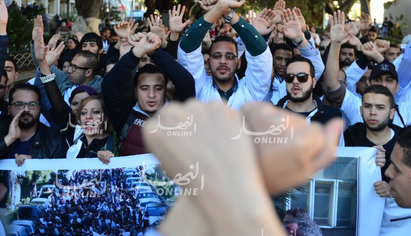 الأطباء المقيمين يرفضون العودة ويواصلون الاحتجاج