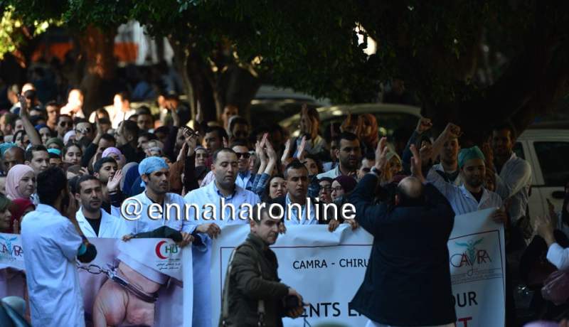 الأطباء الداخليون يحتجون بمستشفى مصطفى باشا بالعاصمة