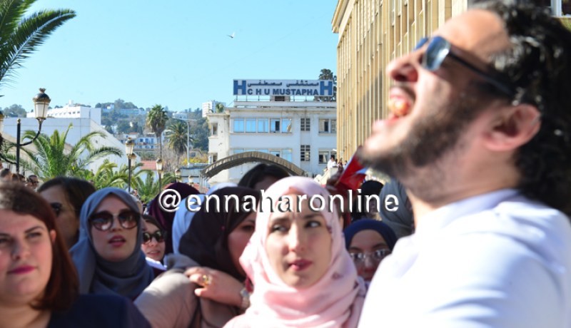 الأطباء المقيمون يعتصمون بساحة مستشفى مصطفى باشا بالعاصمة