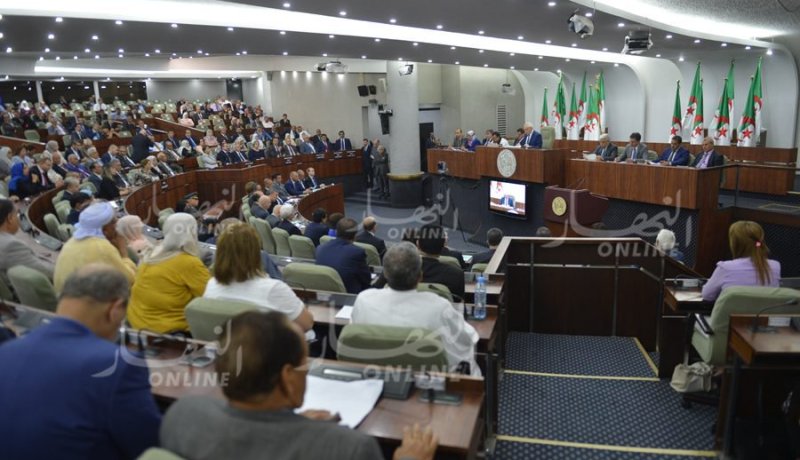 أكثر من 40 «سيناتور» يتظاهرون داخل مجلس الأمة ضد خرق الحصانة البرلمانية