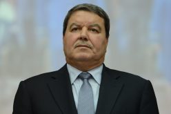 اللواء يكوّن أفراد الشرطة في لغة الصمّ البكم