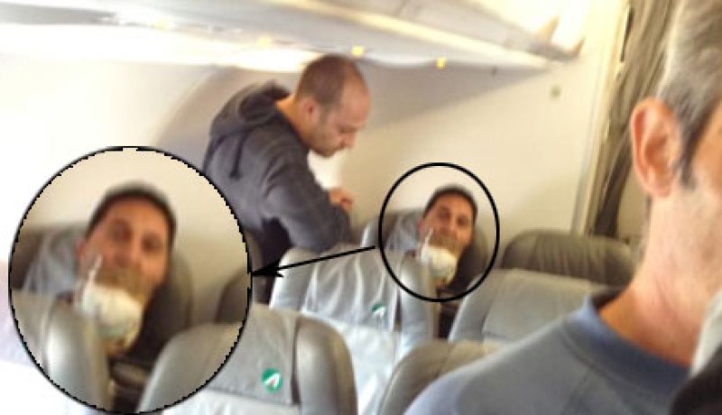 إيطاليا ترحل مهاجرين تونسيين بغلق أفواههم بأشرطة لاصقة وربط أيديهم
