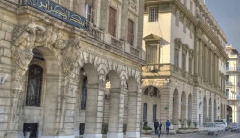 الجزائر تسدد ديونها وتحسن أداء اقتصادها الكلي