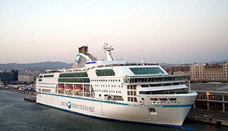 خمسون جزائريا يحتجزون بميناء مرسيليا ليوم كامل بعد بيع تذاكر سفرهم مرتين