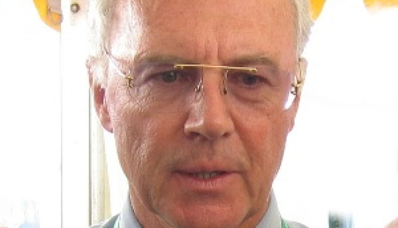 القيصر بيكنباور يرشح الجزائر للمرور إلى الدور الثاني في المونديال