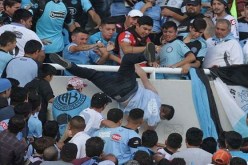 بالفيديو.. وفاة مشجع أرجنتيني تم إلقاؤه من أعلى المدرجات