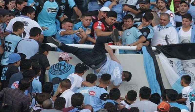 بالفيديو.. وفاة مشجع أرجنتيني تم إلقاؤه من أعلى المدرجات