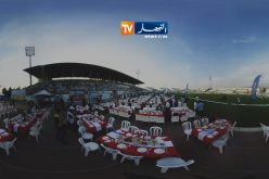بالصور.. 4000 شخص يتقاسمون اكبر مائدة إفطار بملعب تشاكر في البليدة