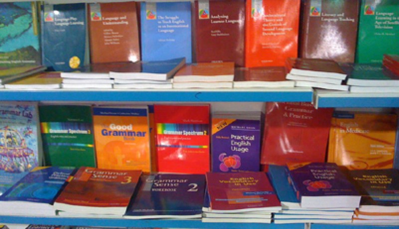 يوم العلم  يوم لجمع الكتب لفائدة أطفال الجنوب الجزائري