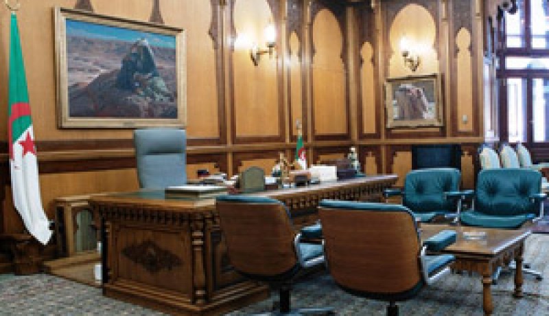 مراجع “النهار” تكشف بأن وثيقة التعديل الدستوري جاهزة وتنتظر الكشف عنه قريبا ونواب لرئيس الجمهورية والعودة إلى دستور بومدين والشاذلي