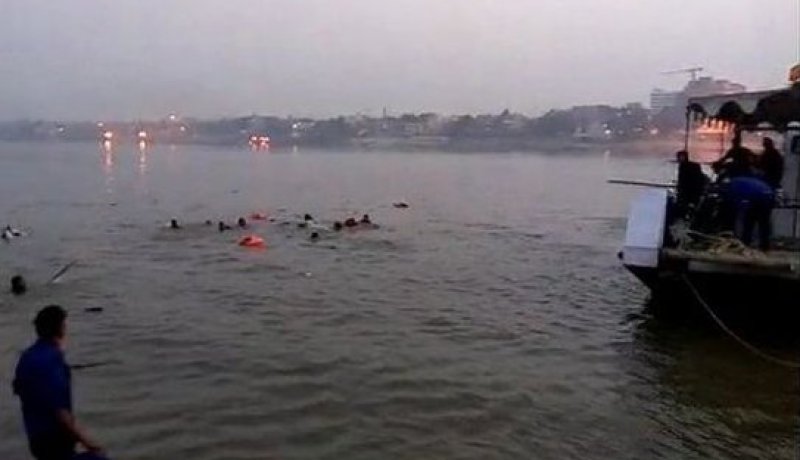 20 غريقا بعد انقلاب قارب بنهر في الهند