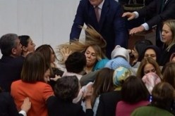 بالفيديو .. مشاجرة بين نائبات تنتهي بإصابة اثنتين في البرلمان التركي