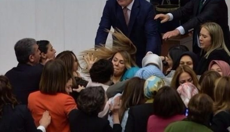 بالفيديو .. مشاجرة بين نائبات تنتهي بإصابة اثنتين في البرلمان التركي