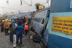 بالصور… مقتل وإصابة 132 شخصا بعد إنحراف قطار بشرق الهند